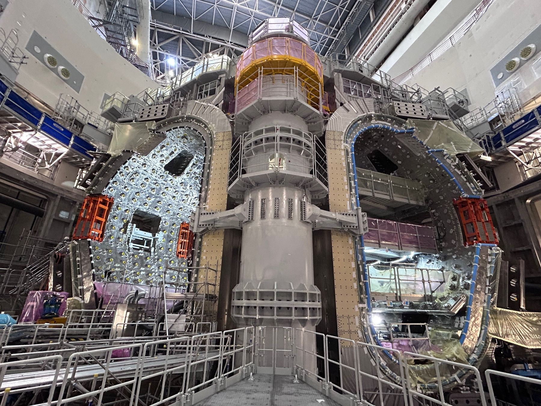 ITER · 装配现场,2026年4月